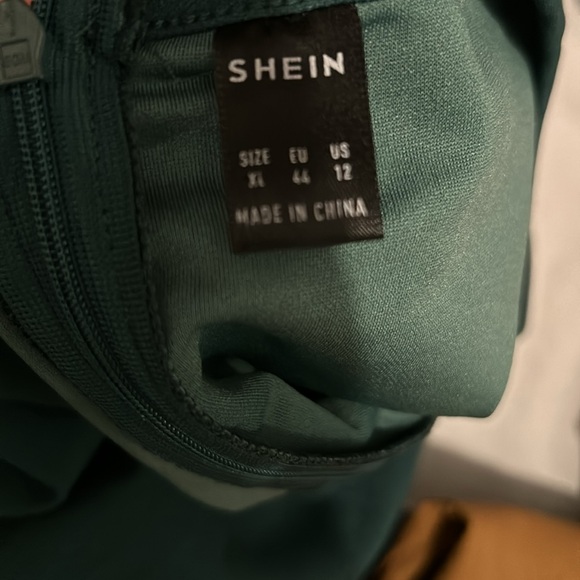 Green form fitting peplum dress - Picture 2 of 2